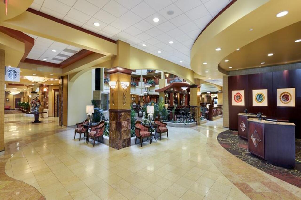 Embassy Suites By Hilton Hampton Convention Center Exterior photo