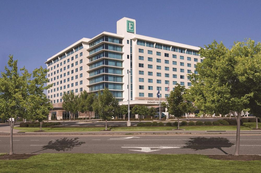 Embassy Suites By Hilton Hampton Convention Center Exterior photo