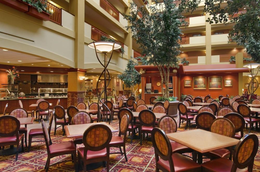 Embassy Suites By Hilton Hampton Convention Center Exterior photo