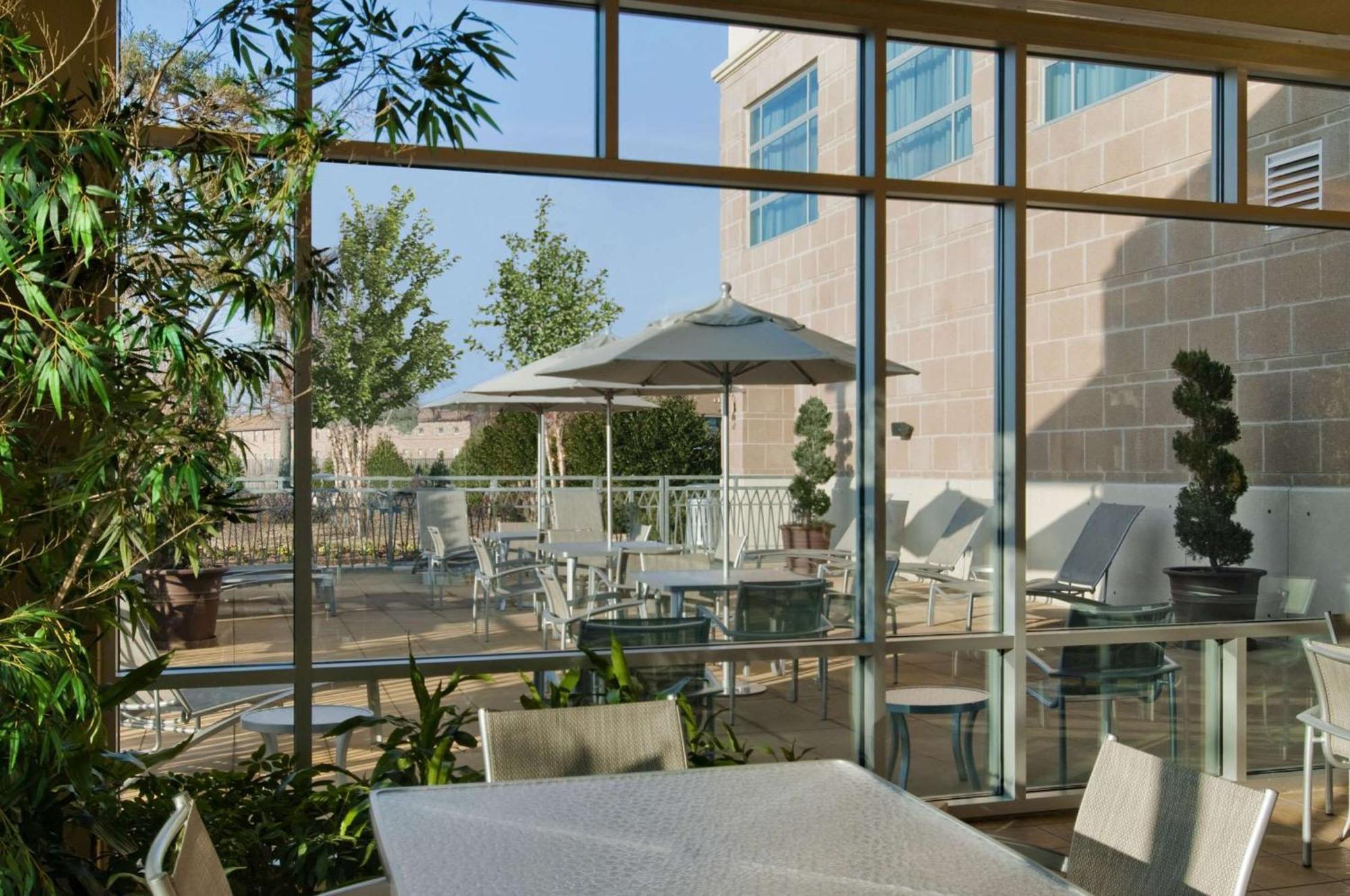 Embassy Suites By Hilton Hampton Convention Center Exterior photo
